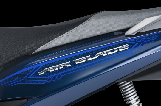 Air Blade được phối màu mới, với sự điều chỉnh của các mảng màu trên xe giúp chiếc xe trở nên cuốn hút, nổi bật hơn. Thiết kế tem xe từng phiên bản cũng được làm mới sắc sảo và mạnh mẽ hơn, tạo những điểm nhấn ấn tượng, thu hút mọi ánh nhìn.